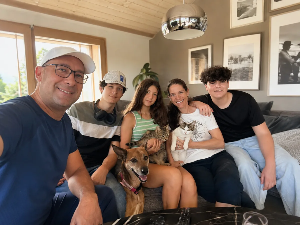 Die Familie hinter dem Owl's Nest, mit Hund Whiskey und den Katzen Cacio e Pepe